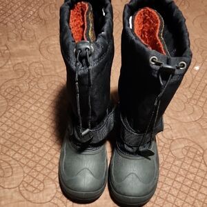 KAMIK kids WATERBUG 5 snowboots. Size2. Lightly Used. 80$ New